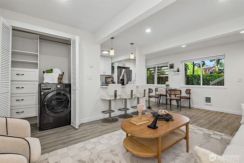 3rd image of 4050 W Lake Sammamish Pkwy NE #103