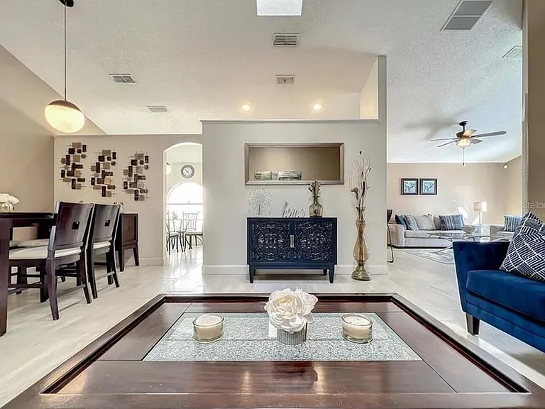1134 Bloomingdale Dr — Photo 4