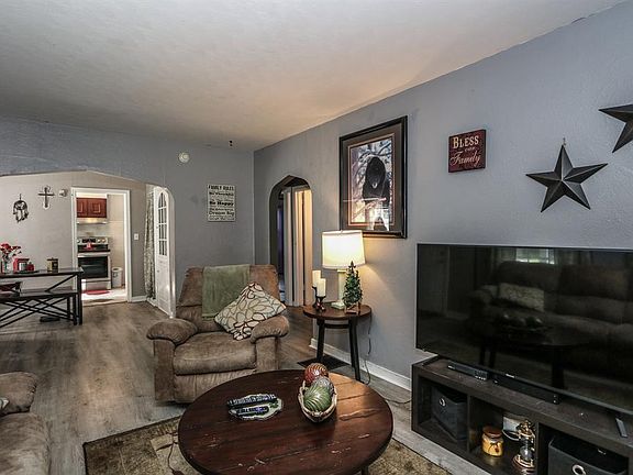 3rd image of 2417 Lynn Ave
