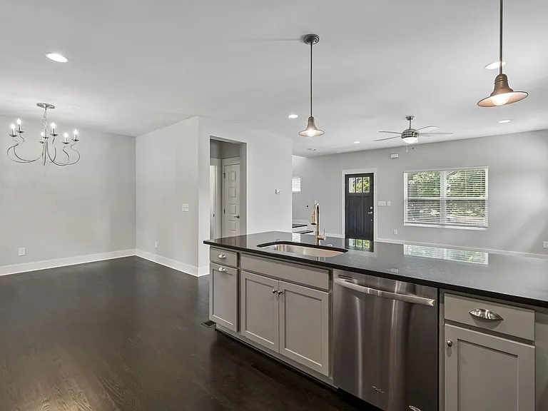 906 Smiley St — Photo 44