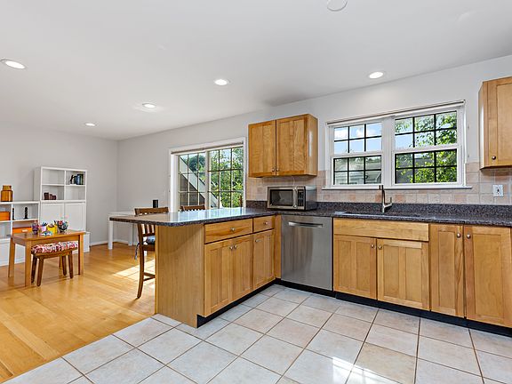 3rd image of 36 Deertree Ln