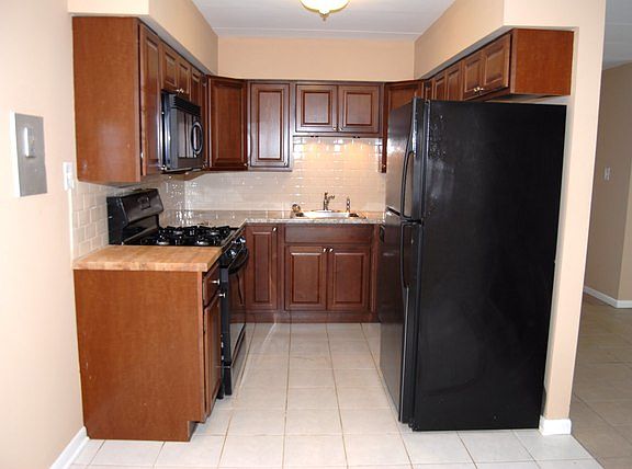 5th image of 18360 Glen Oak Ave APT 1C
