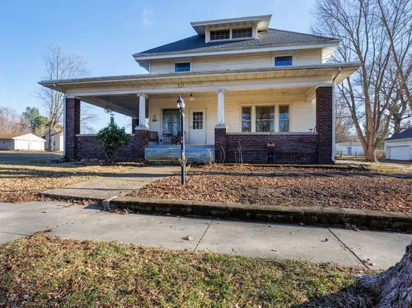221 NE 3rd St, Hopedale, IL 61747