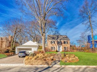 19 Hickory Dr, Great Neck, NY 11021