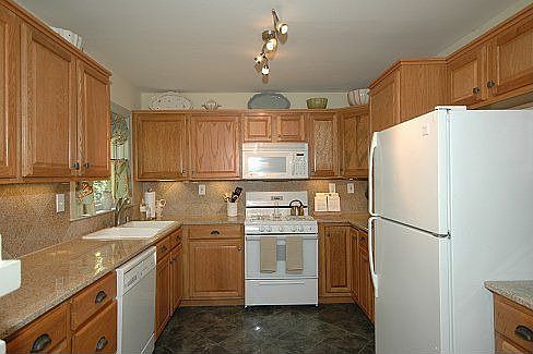 Beautiful U-shape Kitchen-all appliances stay!