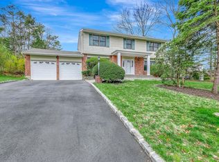 16 Peppermill Ct, Commack, NY 11725