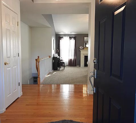 Foyer - to stairs & great rm