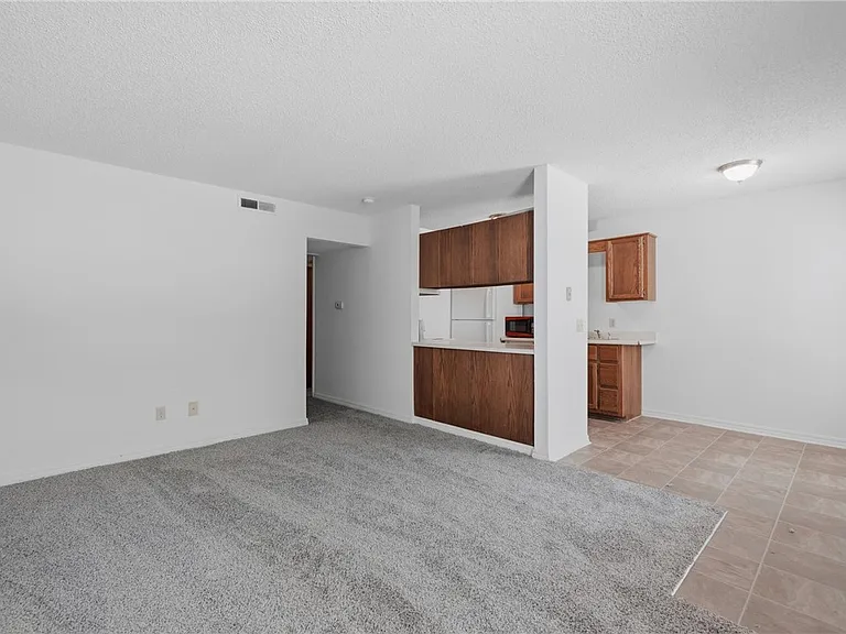 938 W Cleveland St #104 — Photo 4
