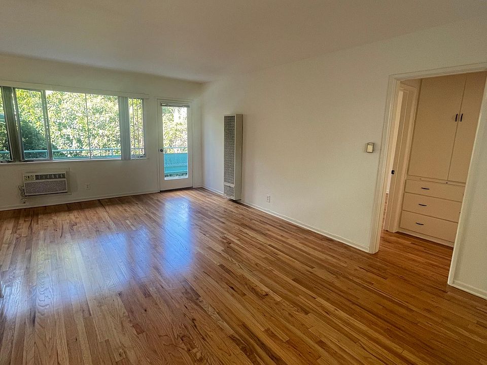 1st image of 2232 N Beachwood Dr #4