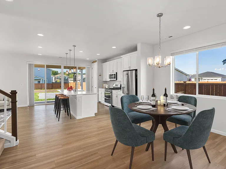 Dining Area & Kitchen
