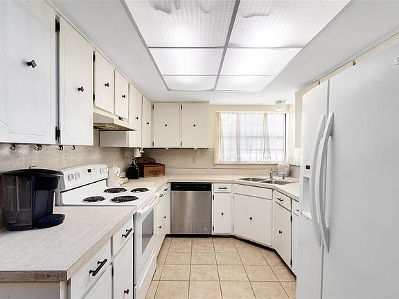 3rd image of 985 Lake Charm Dr