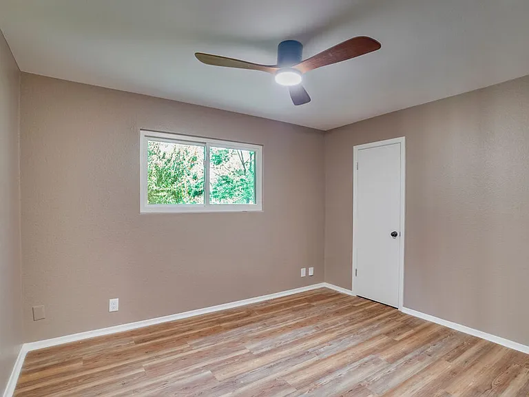 606 Splitrock St — Photo 16