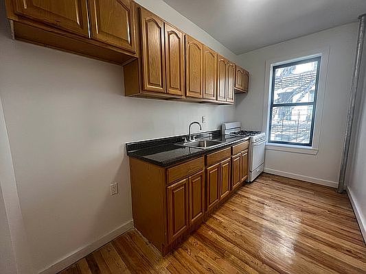 5th image of 975 Sherman Ave #33S