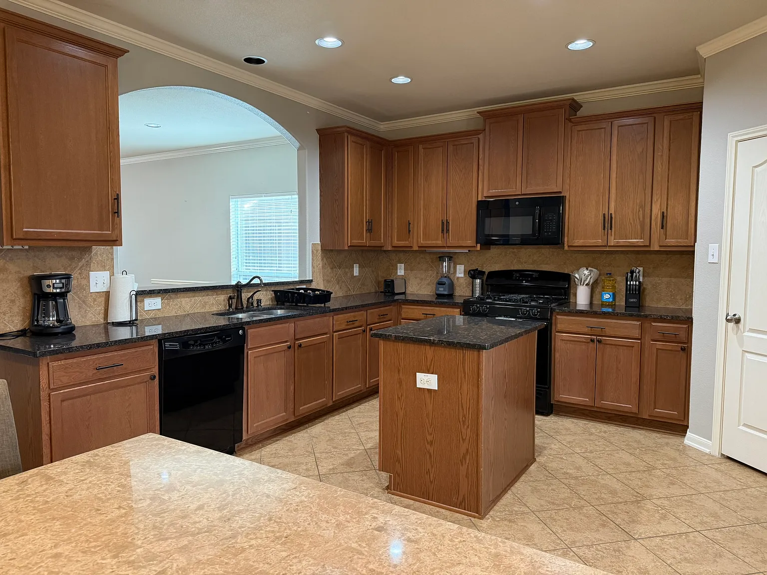 5 bed, 3.5 bath, 2790 sqft, $5,400 — Photo 2