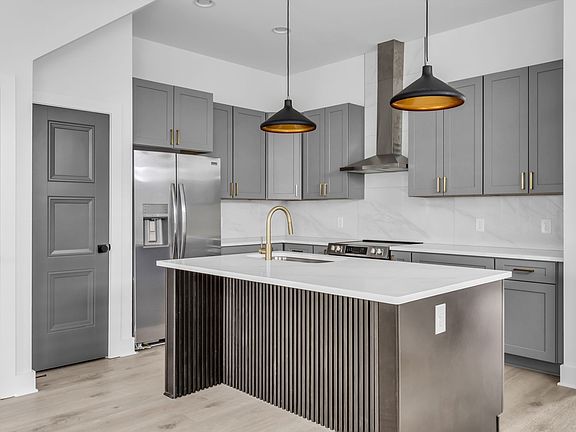 5th image of 2110 11th Ave N #B