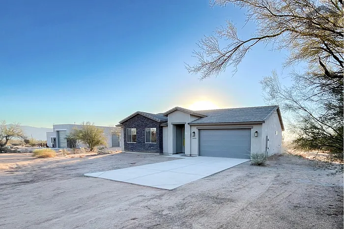 3 bed, 2.0 bath, 1637 sqft, $1,999 — Photo 3
