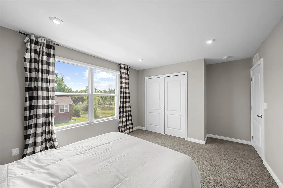 3 bed, 3.0 bath, 2467 sqft, $3,800 — Photo 4