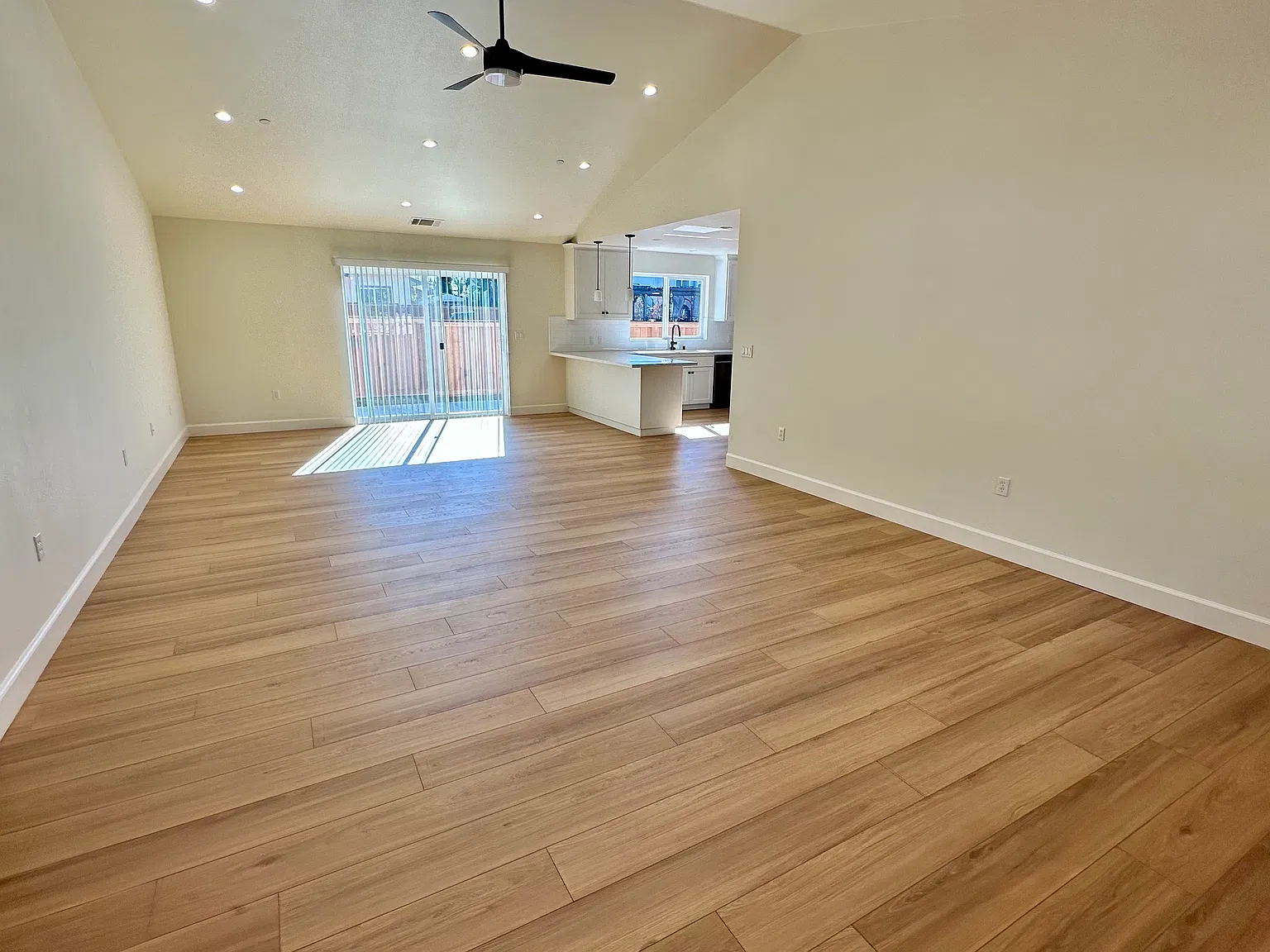 4 bed, 2.5 bath, 2000 sqft, $4,200 — Photo 4
