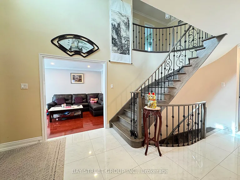 33 Northolt Cres — Photo 4