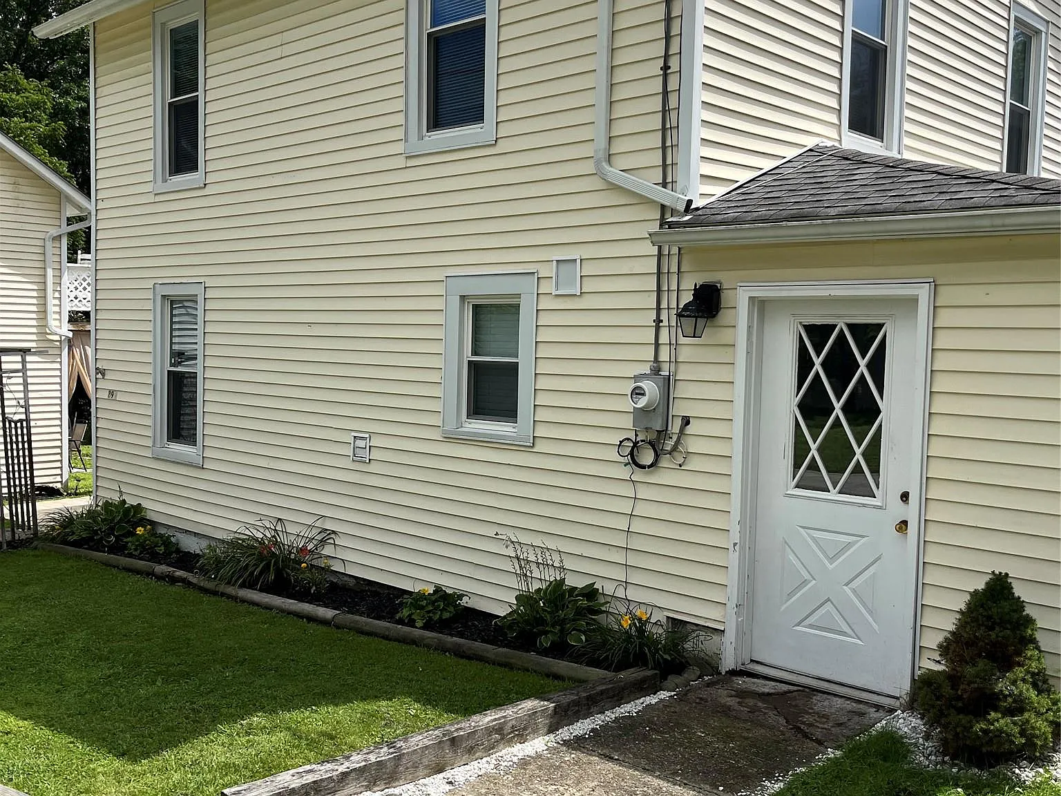7 bed, 2.0 bath, 1400 sqft, $2,200 — Photo 2