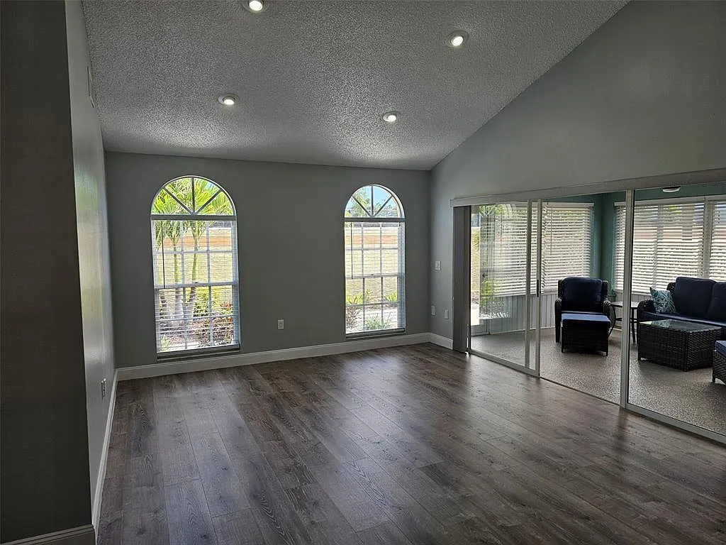 3 bed, 2.0 bath, 1172 sqft, $2,350 — Photo 3