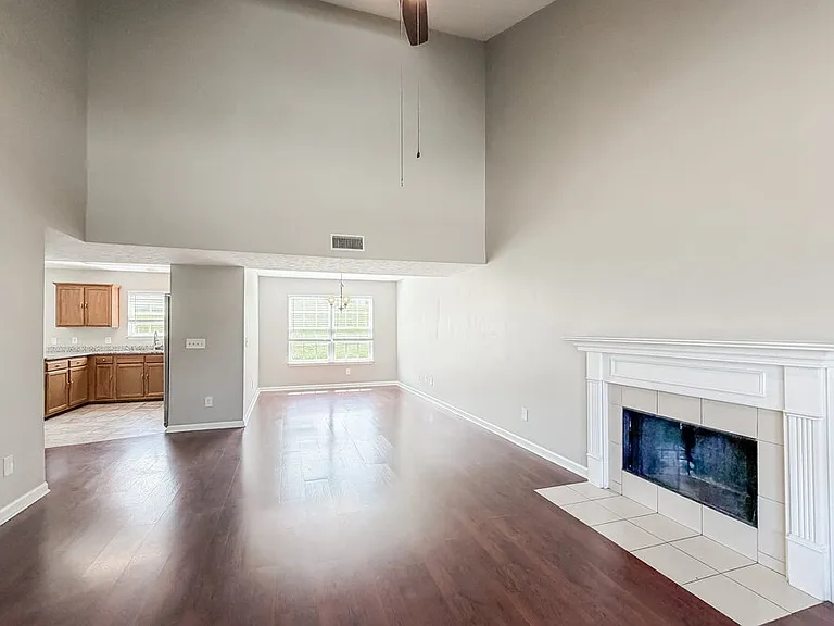 1910 Lawndale Dr — Photo 5
