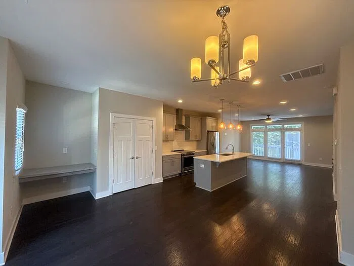 3 bed, 3.5 bath, 2143 sqft, $3,100 — Photo 2