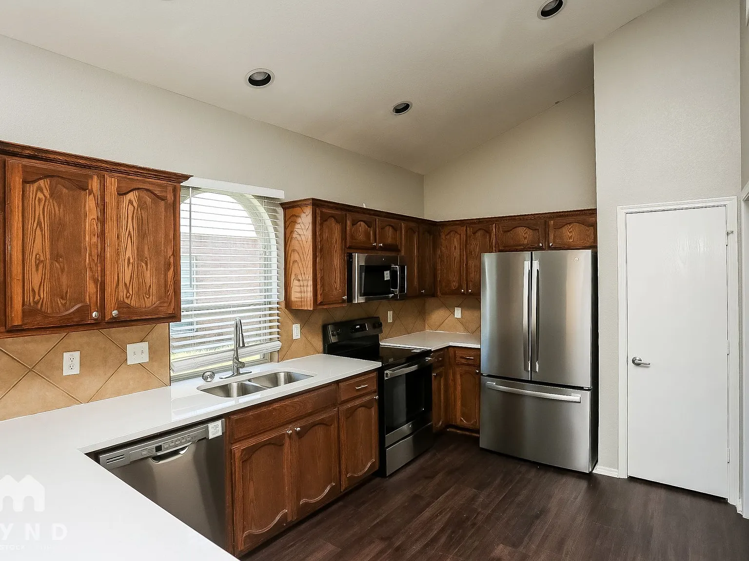 3 bed, 2.0 bath, 1634 sqft, $2,065 — Photo 2