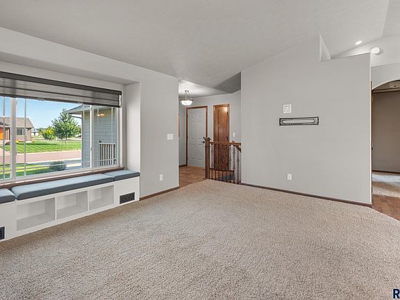 4th image of 401 Adrianna Ave