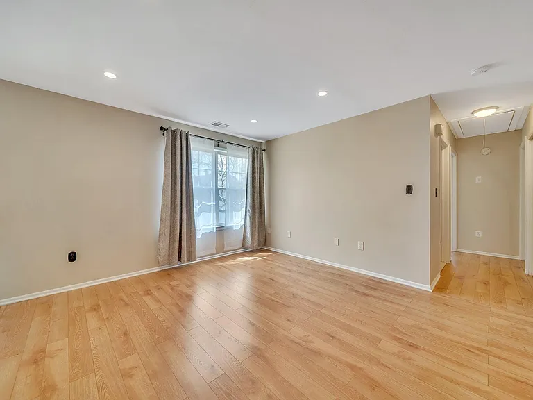 1041 Cumberland Ct — Photo 3