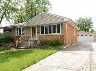 1611 W Johanna Ter, Arlington Heights, IL 60005