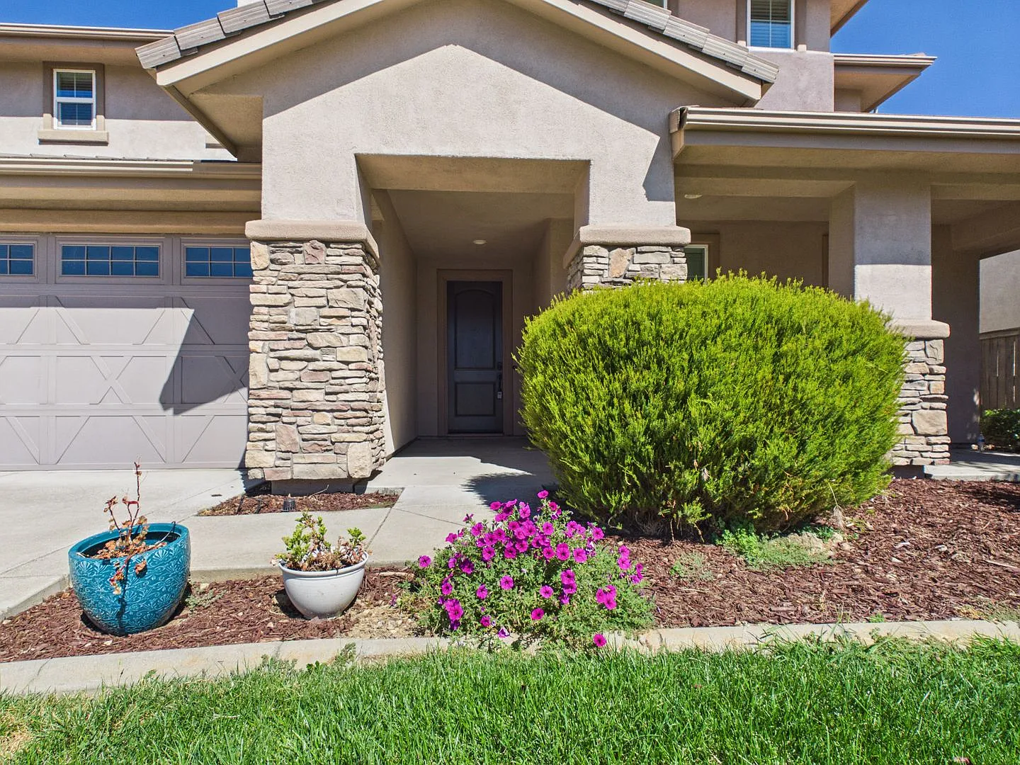 Solar Home Spacious 5-Bedroom in Blackstone with Resort Style Amenities — Photo 3