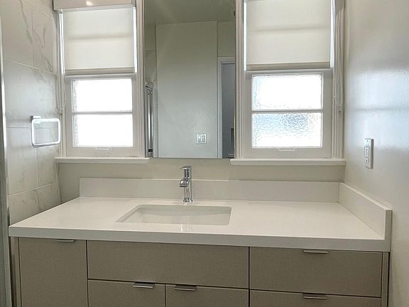 3rd image of 810 20th St APT 10