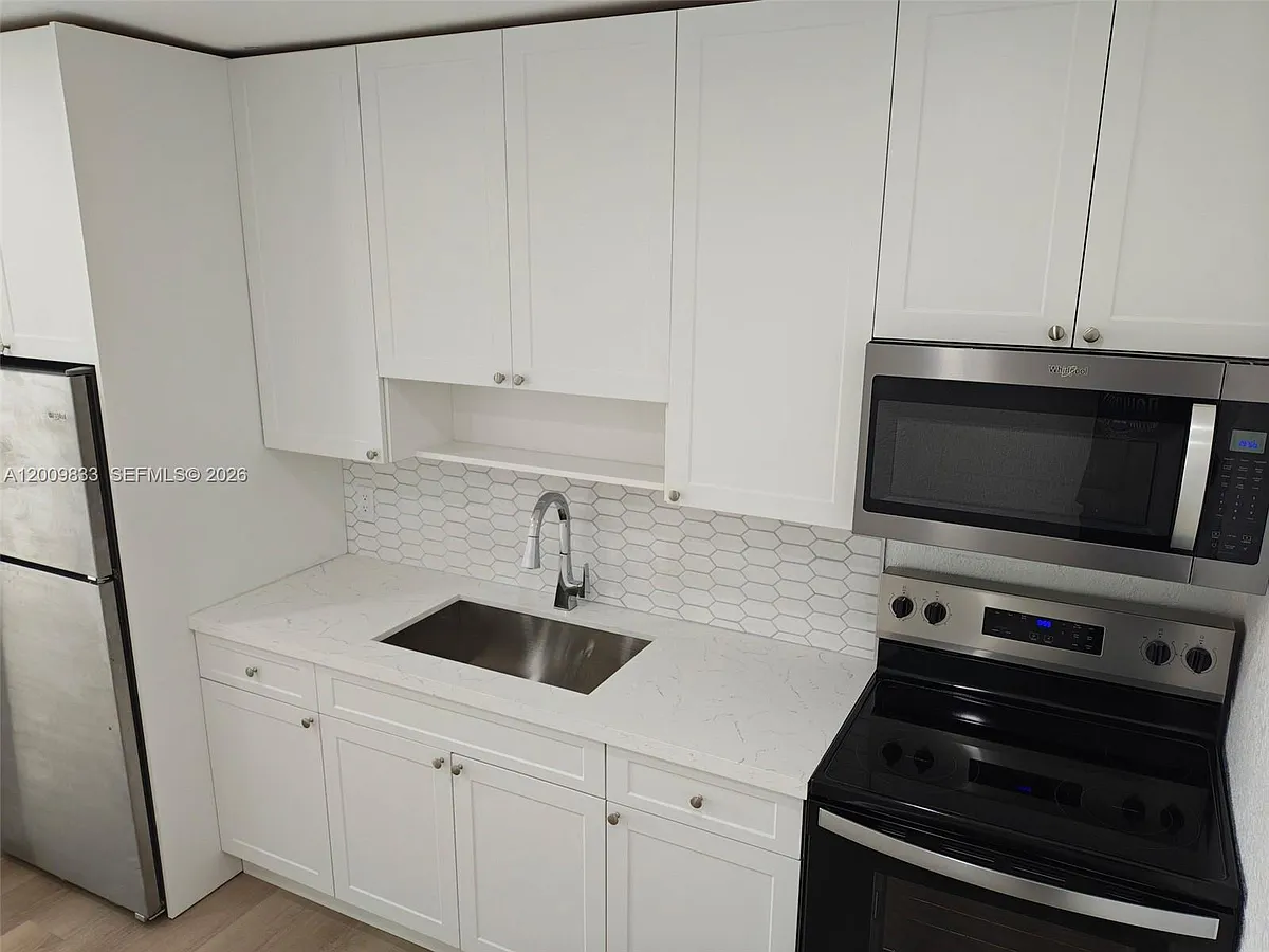 Building Photo - 11412 NW 11th Ave #B