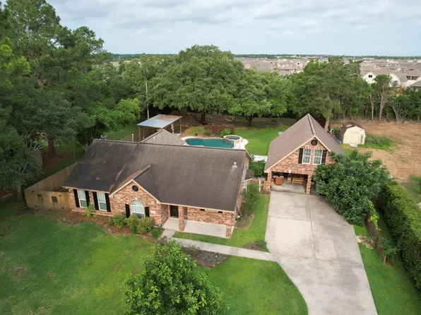 3430 W Meadow Ln, Dickinson, TX 77539