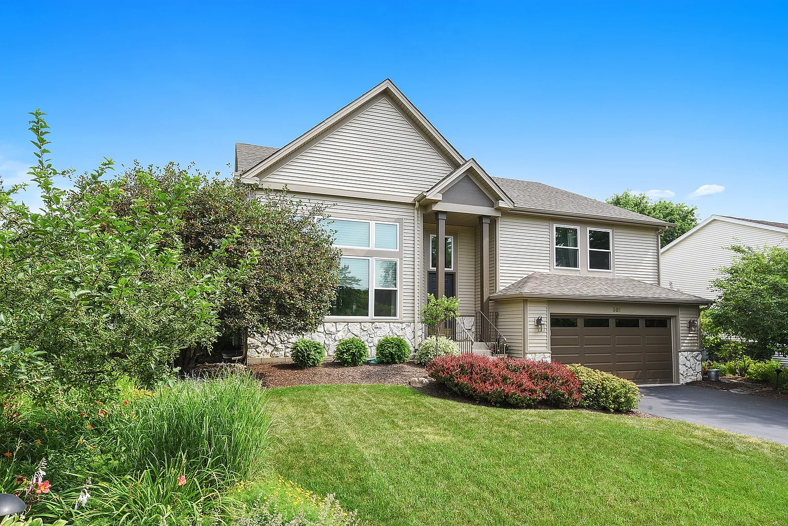 581 Sussex Ln photo 1