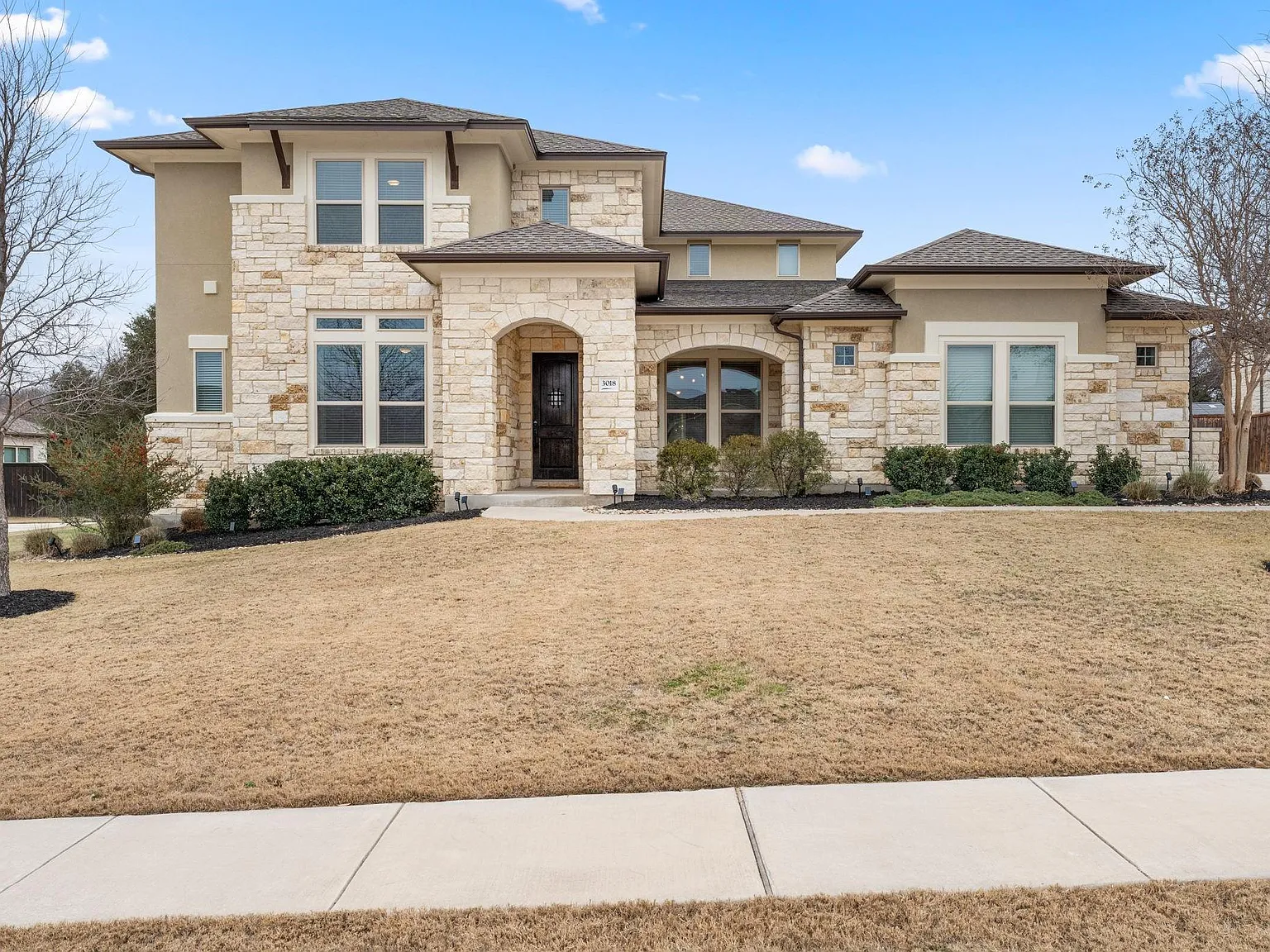 5 bed, 4.5 bath, 4169 sqft, $5,100 — Photo 2
