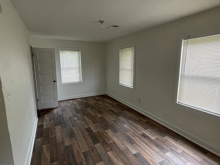 102 Linda St — Photo 2