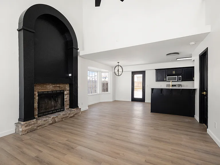 826 S Hickory Ln — Photo 2