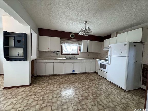 5th image of 724 Saint Annes Ave