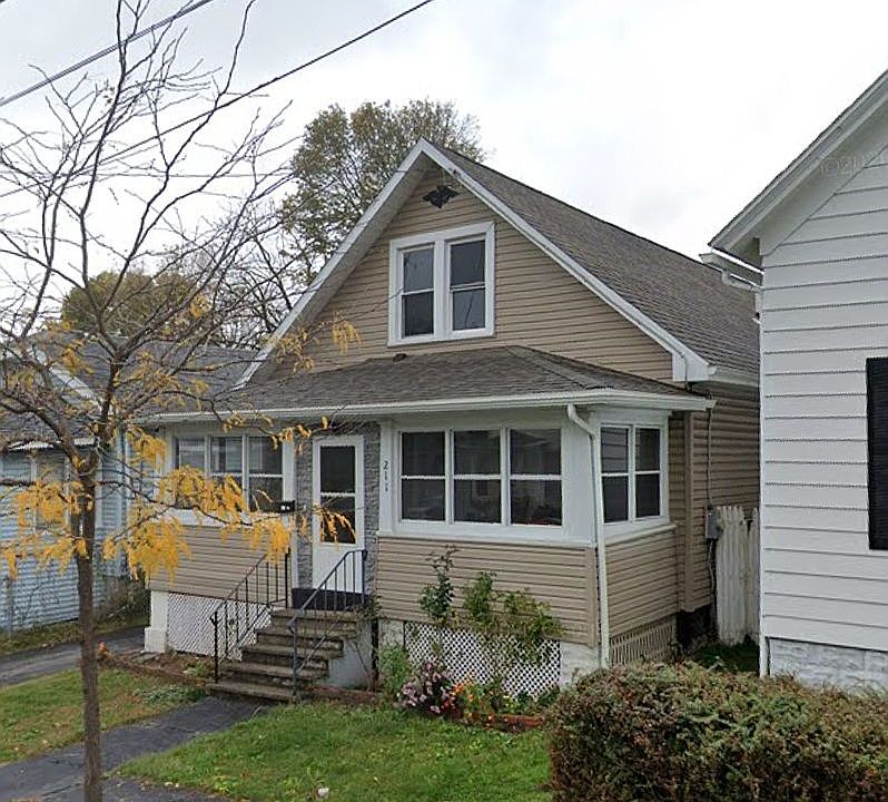 2nd image of 211 Herbert St
