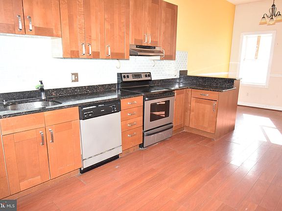 4th image of 1022 Hollins St
