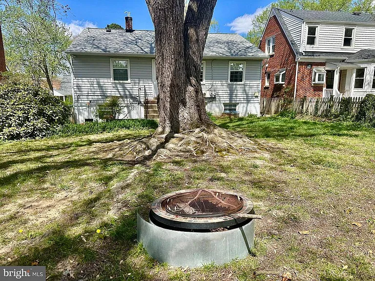 1316 Rowe St — Photo 5