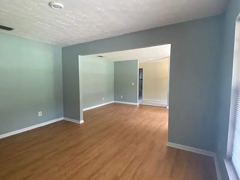 1517 Loretta Ct — Photo 2