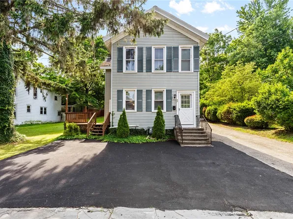 77 Phelps St, Lyons, NY 14489