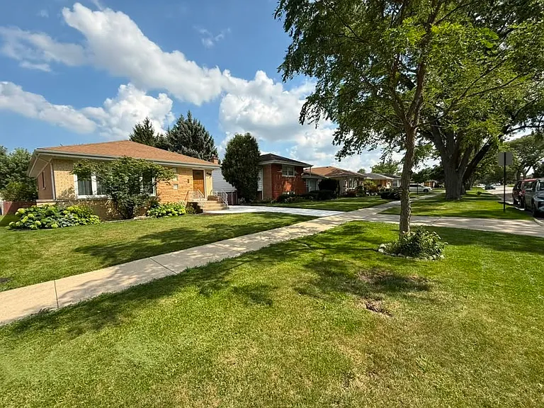 8447 N Oriole Ave — Photo 2