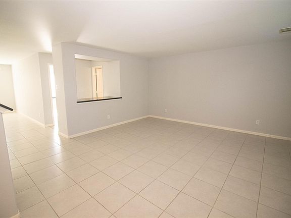 4th image of 2202 Crossmill Ln