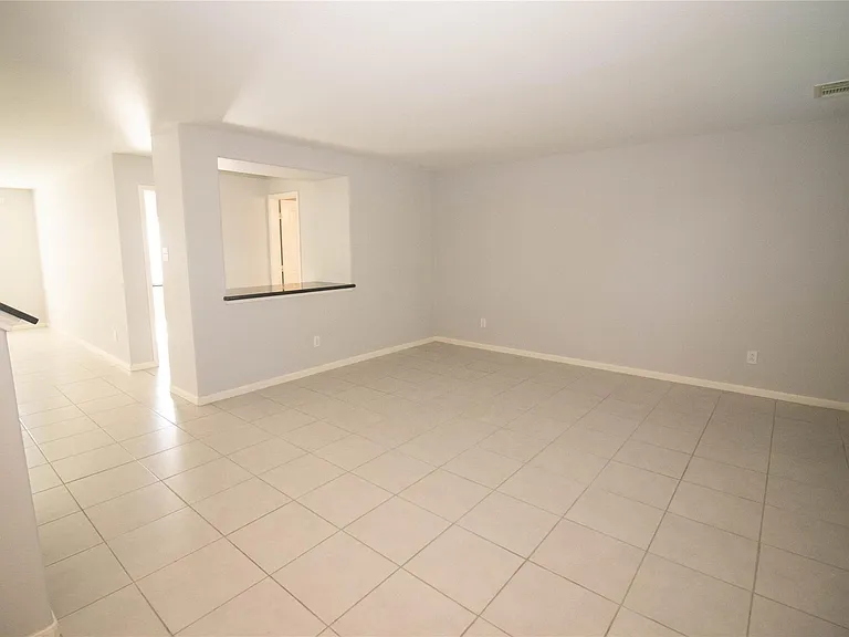 2202 Crossmill Ln — Photo 4