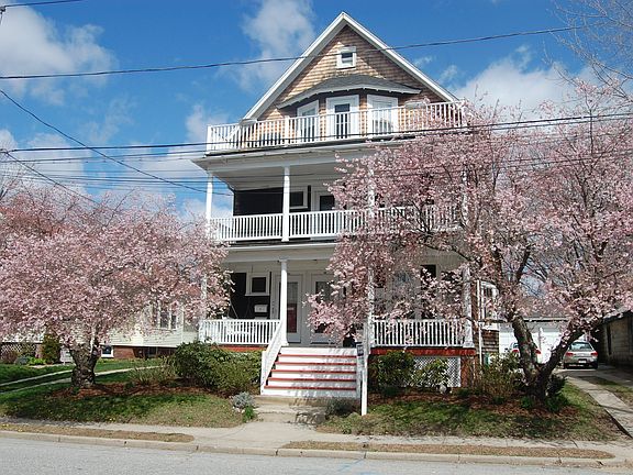 View of driveway and garage