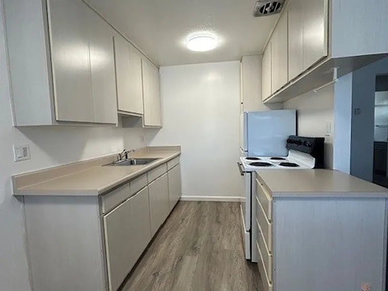 1 bedroom, 1 bath, apartment is perfect for those seeking a comfortable and convenient living space. — Photo 6